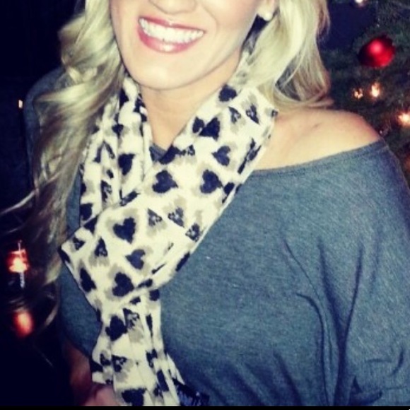 Bundle of 5 cream and leopard print scarves - Picture 9 of 9